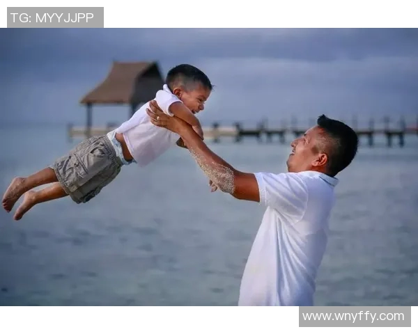 球星在足球场上陪伴孩子玩耍 温馨时刻展现父爱与运动精神 球星在足球场上陪伴孩子玩耍 温馨时刻展现父爱与运动精神