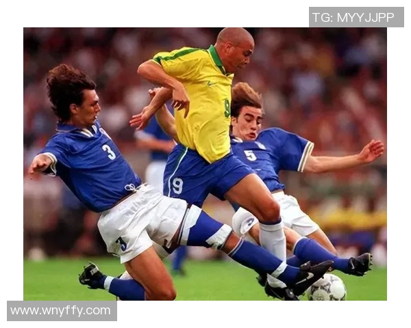 纵观世界足坛辉煌历程盘点昔日十大足球巨星风采与传奇 纵观世界足坛辉煌历程盘点昔日十大足球巨星风采与传奇