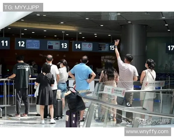 万人空巷热情涌动足球巨星抵达机场现场球迷热烈接机 万人空巷热情涌动足球巨星抵达机场现场球迷热烈接机